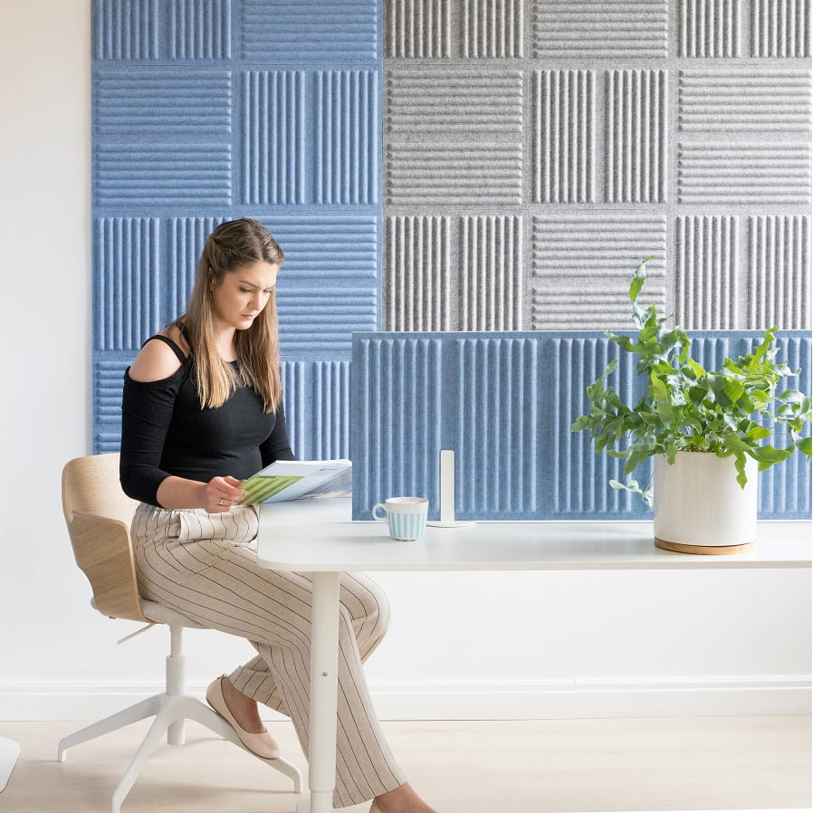 Panele akustyczne ścienne Cell CEW-1 400 × 400 mm w aranżacji nad stanowiskiem pracy