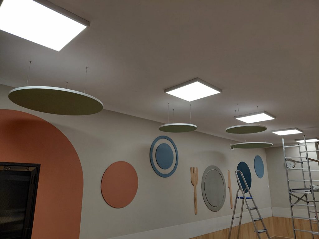 montaż wiszących paneli akustycznych
