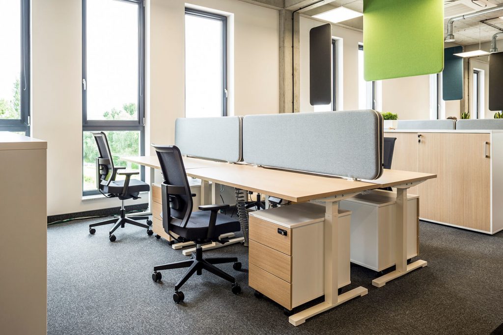 Tapicerowane ekrany nabiurkowe Twin między stanowiskami w układzie bench