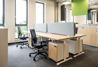 Ekrany akustyczne na biurko — jak wybrać i kiedy wystarczą