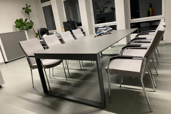 Sala konferencyjna w industrialnym stylu