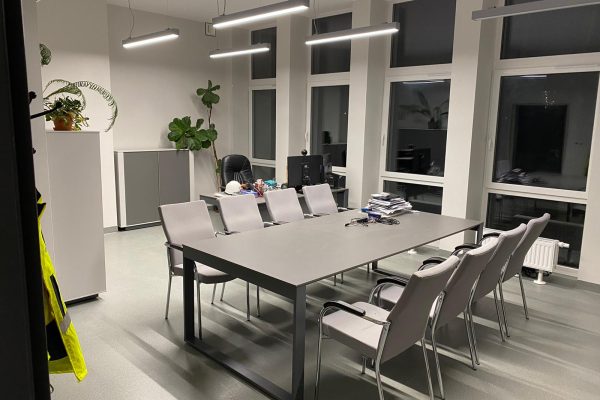 Nowoczesna sala konferencyjna i gabinet w stonowanej szarości