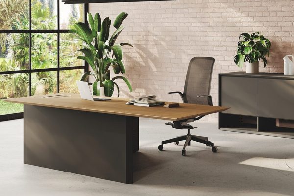 Biurko dyrektorskie Bold CUF Milano w orzechu z antracytowym bokiem w gabinecie