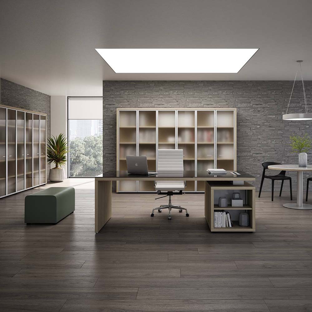 Brera Glass 2.0 — biurko dębowe z ciemnym blatem szklanym na tle kamiennej ściany