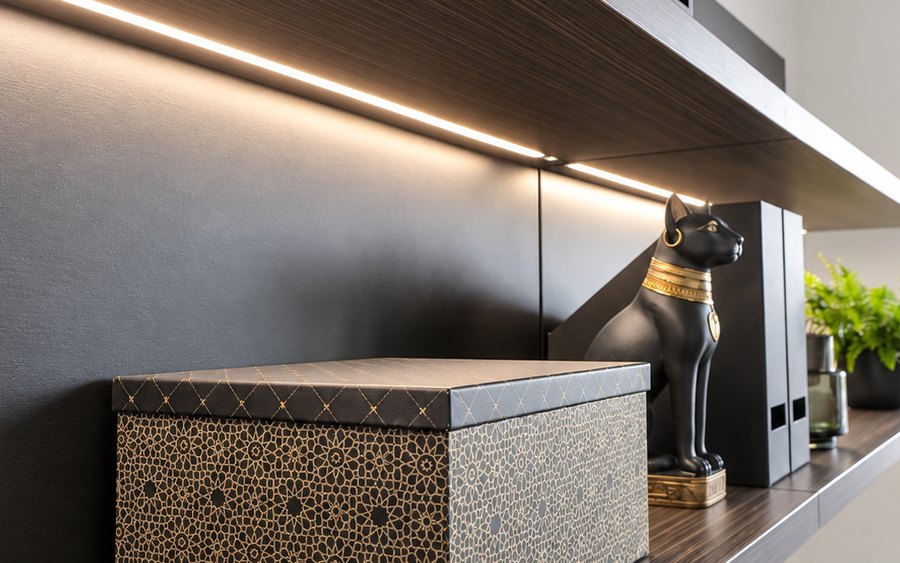 Boiserie Elite — półka w drewnie topoli z wbudowanym oświetleniem LED, realizacja Ameco