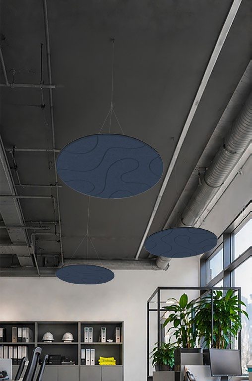 Wzór SPILL — organiczny, falisty wzór na filcowych wyspach akustycznych NexFelt