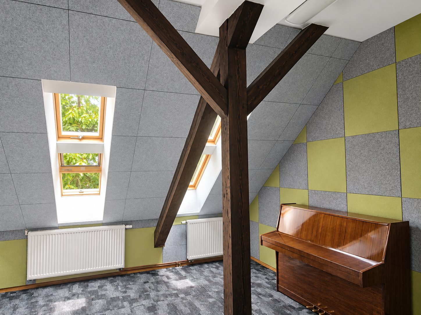 Adaptacja akustyczna szkoły muzycznej — sala z pianinem i panelami NexFelt na skosach, Krosno Odrzańskie