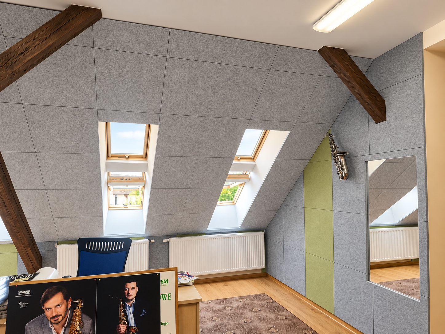 Sala z instrumentem dętym i panelami akustycznymi na ścianach