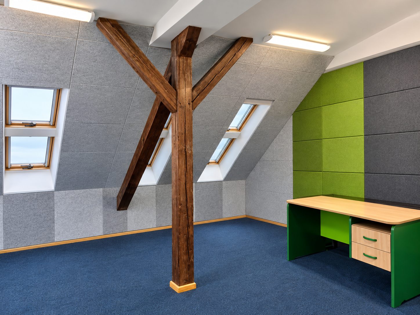 Sala lekcyjna szkoły muzycznej z panelami akustycznymi i biurkiem